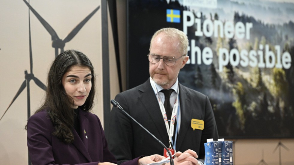 Sveriges klimat- och miljöminister Romina Pourmokhtari (L) och Sveriges chefsförhandlare Mattias Frumerie på FN:s klimattoppmöte COP27
