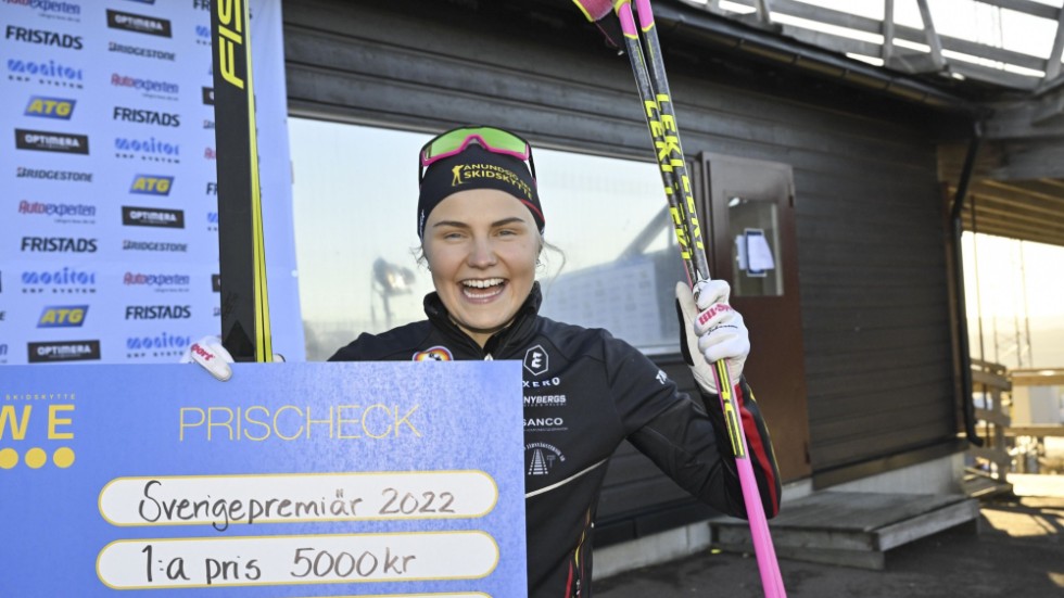 Tilda Johansson tog både SM-guld och tävlingssegern i Sverigepremiären i skidskytte i Idre.