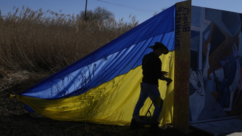 Den ukrainska flaggan sätts upp i sydöstra Polen, vid gränsen till det krigshärjade landet. Bilden togs i mars i fjol, en månad efter det att Ryssland inledde sitt fullskaliga invasionskrig mot Ukraina.