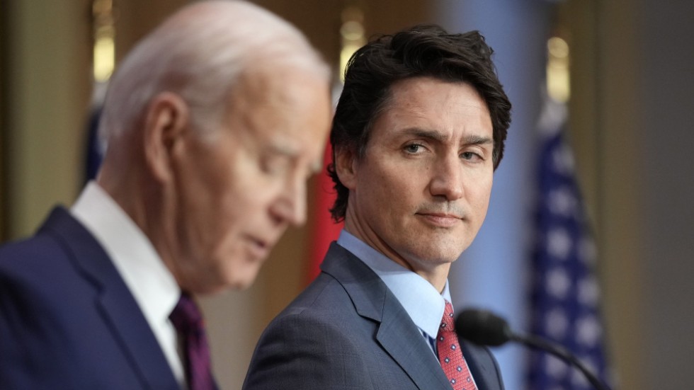 Kanadas premiärminister Justin Trudeau lyssnar USA:s president Joe Biden vid en pressträff i Ottawa på fredagen.