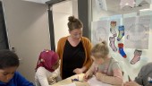 Alexander, 8, och Vilda, 7, rockar sockorna i skolan