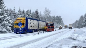 Snöovädret lamslog trafiken i flera timmar
