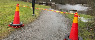 Promenadstråk översvämmat och avstängt: "Drunknar om man går där"