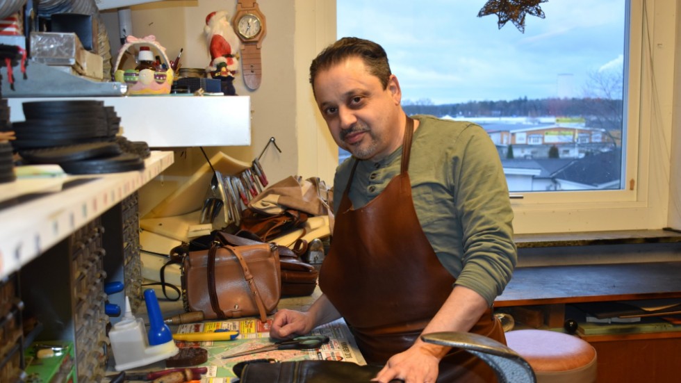 Filip Barhanna lagar inte bara skor och kläder utan även väskor. Att byta dragkedja är ett av de vanligaste uppdragen han får. 