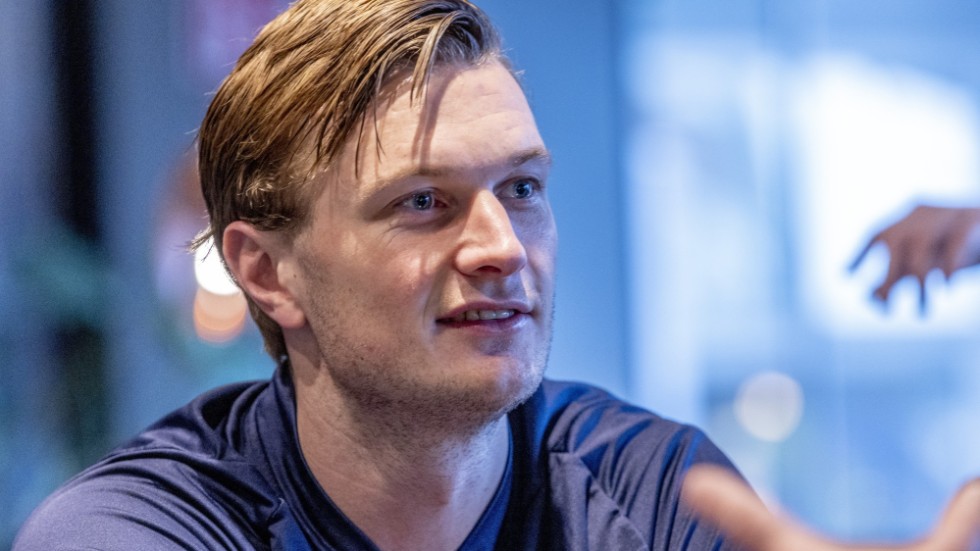 Jonathan Carlsbogård på tisdagens pressträff inför matchen mot Ungern.