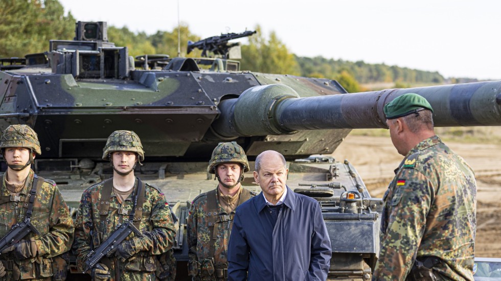 Tysklands förbundskansler Olaf Scholz har fått ompröva landets säkerhetspolitik flera gånger om. Här besöker han Bundeswehr vid en stridsvagnsövning i Ostenholz i oktober. Vagnen bakom honom är en Leopard 2. Arkivbild.