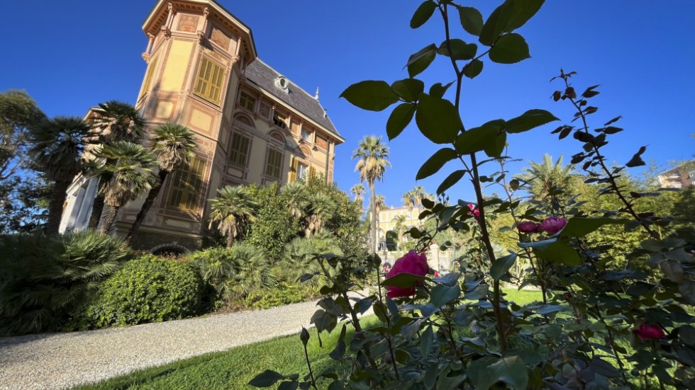 Villa Nobel i Sanremo. Alfred Nobels villa. I förgrunden rosa nobel - en ros som skapats till industrimannens ära.