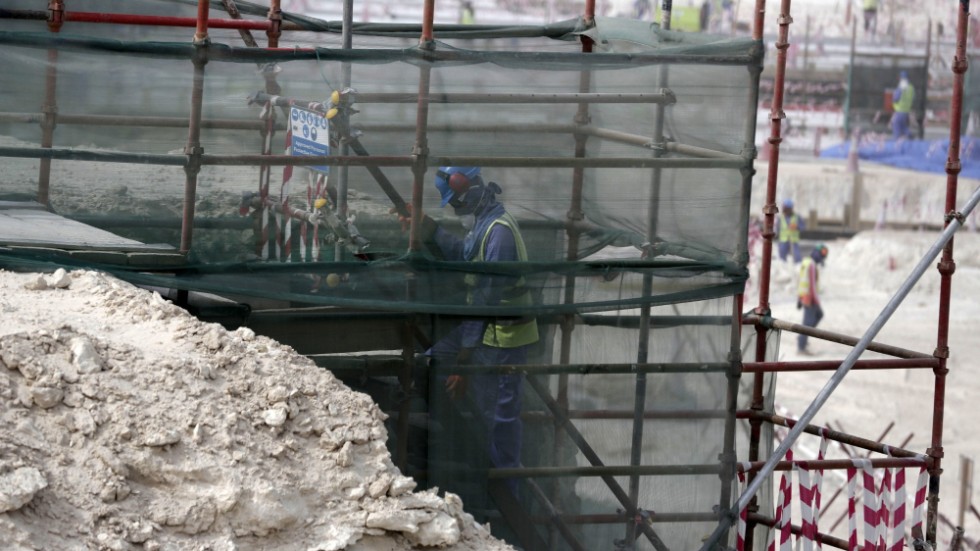 En migrantarbetare under byggnationen av en VM-arena i Qatar. Arkivbild.
