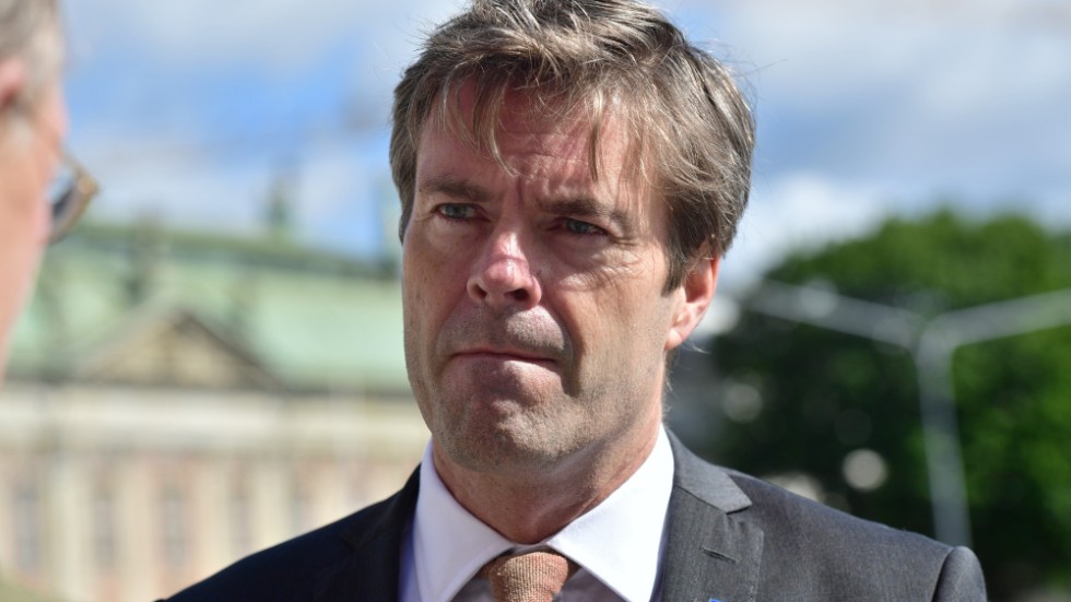 Hans Eklind är präst i Svenska kyrkan och riksdagsledamot för KD. Han brottas lärorikt med de moraliska dilemman som prövar tänkande och kännande människor i politiken. 