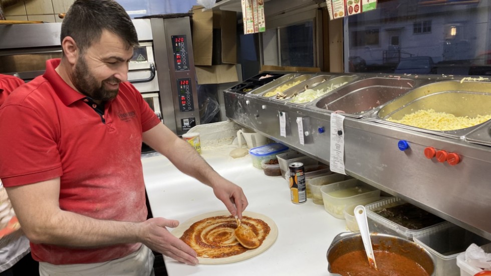 Pizzabagaren Salman Tahir är en av de 13 i personalen som var igång hos Vimmerby Pizzeria & Grill på nyårsdagen.