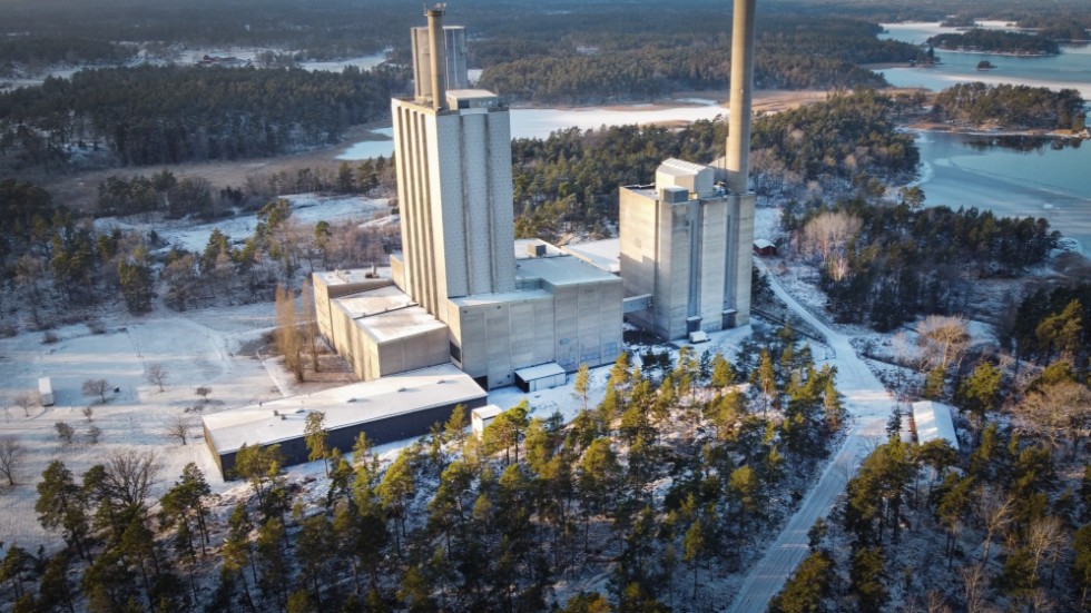 Jag vet, helikopteraffären och Marviken är helt olika frågor, men båda påminner om något principiellt viktigt; en politisk ledning som inte förmår agera kraftfullt och gemensamt i frågor som handlar om trygghet, moral och anständighet får problem med trovärdigheten, skriver Lars Stjernkvist.