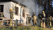 Larm om brand i fritidshus – räddningstjänst blir kvar i flera timmar