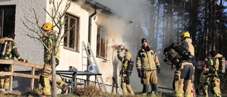 Larm om brand i fritidshus – räddningstjänst blir kvar i flera timmar