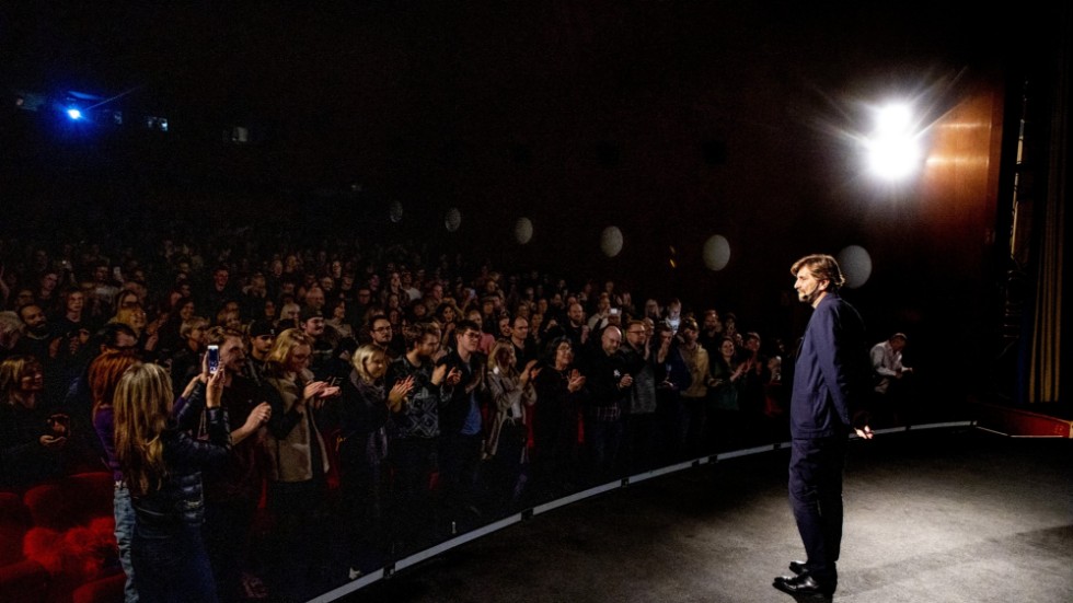 Ruben Östlund regisserar publiken under en specialvisning av "Triangle of sadness" på Göteborgs filmfestival.