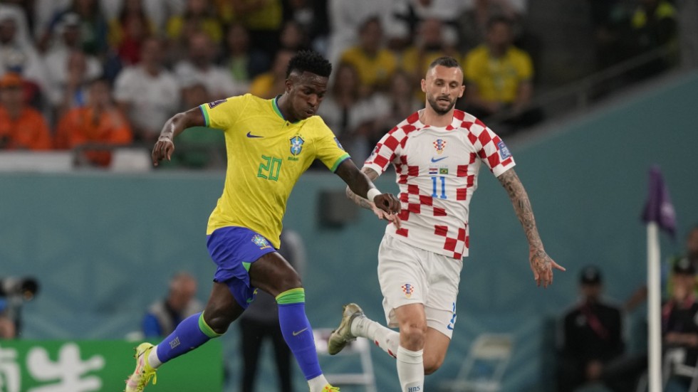 Vinícius Júnior utmanas av Marcelo Brozovic i VM-kvartsfinalen.