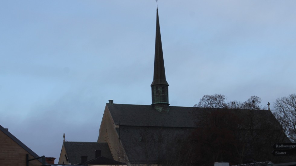Vadstena klosterkyrka på avstånd, fotograferad i december 2022.