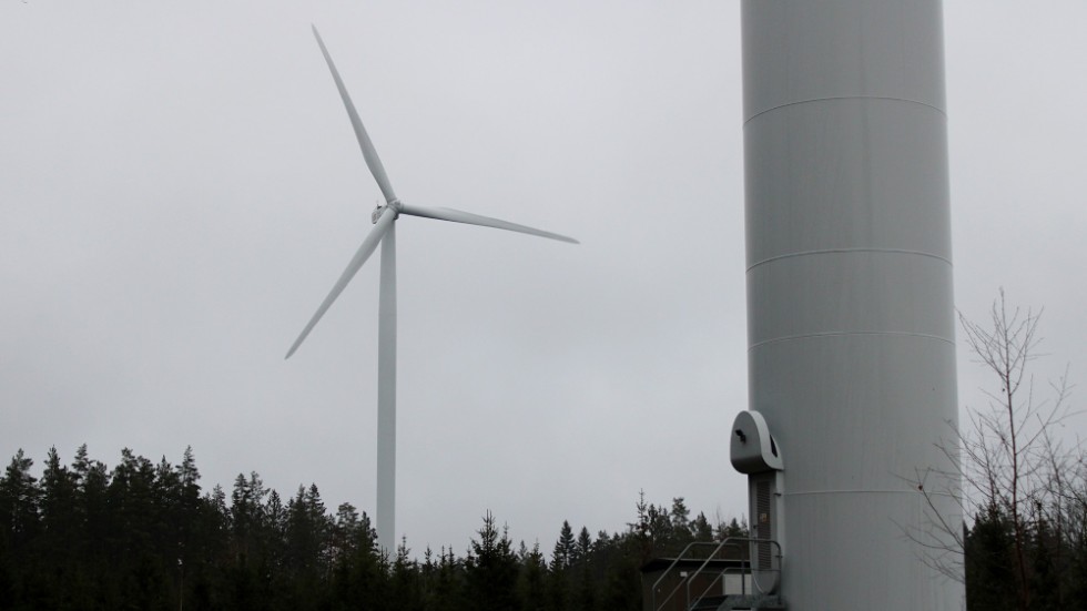 I dagsläget finns två vindkraftverk i Ryningsnäs. Tanken är att de ska rivas och ersättas av en större vindkraftspark.