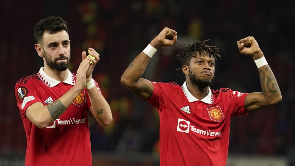 Manchester Uniteds Bruno Fernandez, till vänster, applåderar hemmapubliken och Fred jublar efter avancemanget mot Barcelona tidigare i veckan.