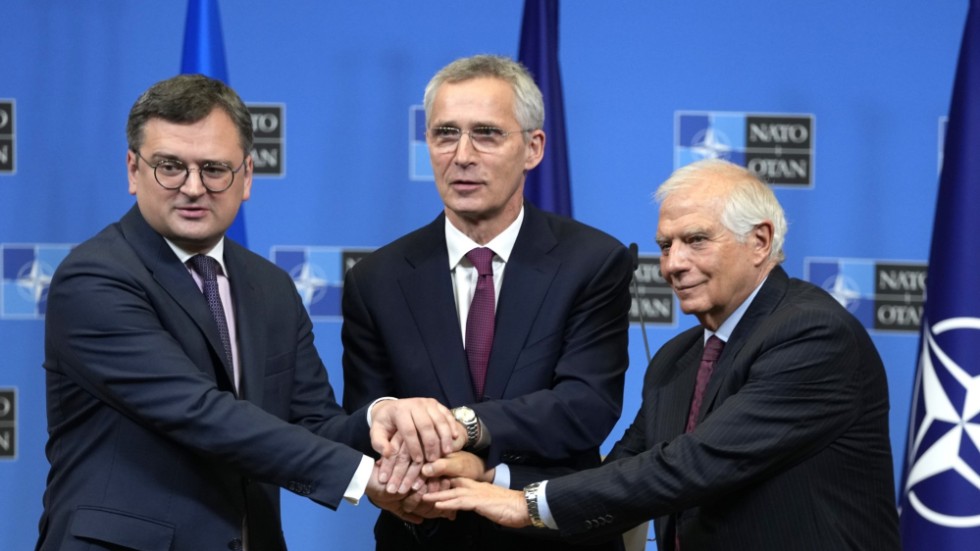 Ukrainas utrikesminister Dmytro Kuleba, Natos generalsekreterare Jens Stoltenberg och EU:s utrikeschef Josep Borrell efter tisdagens gemensamma presskonferens i Bryssel.
