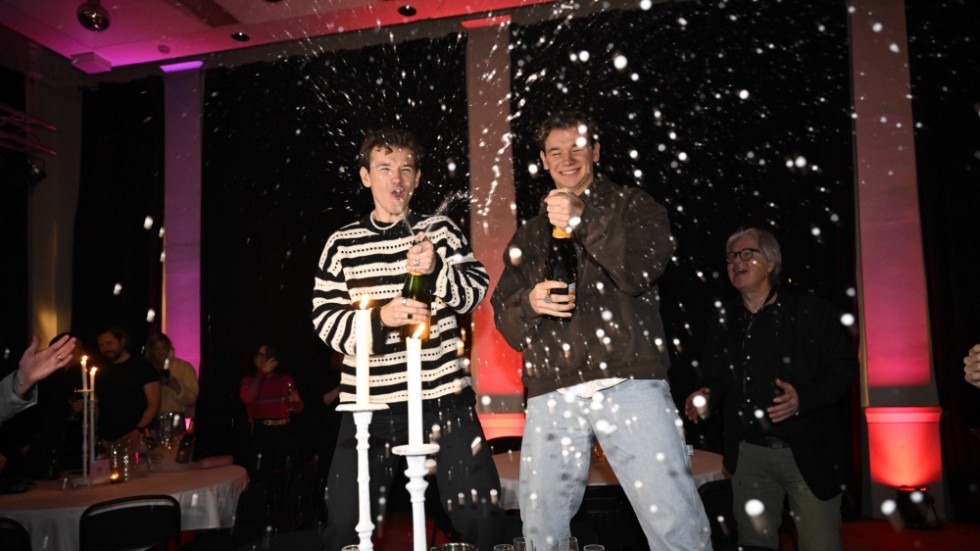 Marcus & Martinus firade med champagnesprut på efterfesten i Lidköping.