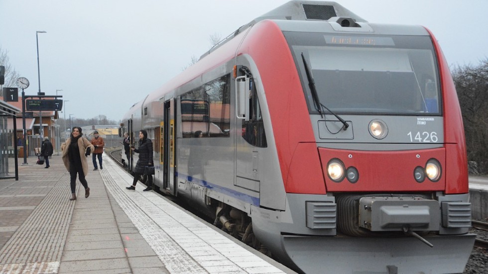 Resenärer som åker från Vimmerby till exempelvis Stockholm skulle enligt det nya förslaget behöva åka omkring två kilometer med buss för att byta tåg i Linköping. 