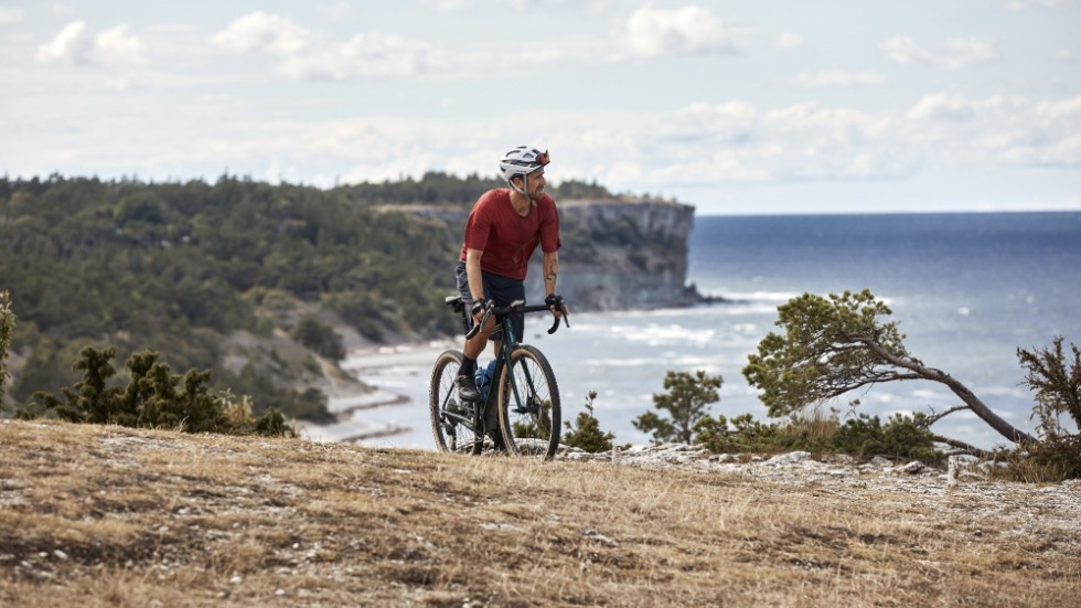 Teodor Malmborg, på cykeln, är en av dem som nu startar en ny cykelbutik på Gotland. 