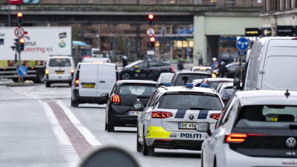 En polisbil kör runt i utkanten av Nørrebro, i en aktuell visitationszon som upprättades i slutet av december 2022 efter ett flertal knivdåd.