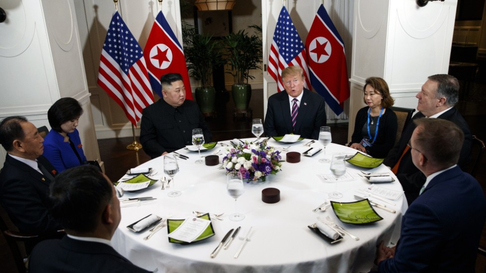 Nordkoreas ledare Kim Jong-Un och USA:s tidigare president Donald Trump åt middag ihop i Hanoi i februari 2019. Då satt Ri Yong-Ho med vid bordet (närmast till vänster i bild). Arkivbild.