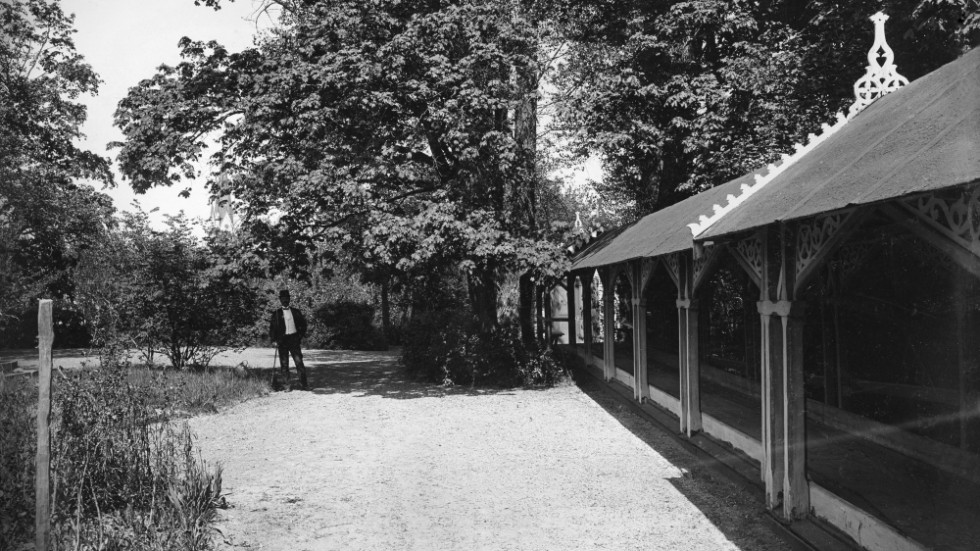 I sin vidsträckta trädgård invid Djurgårdsgatan lät landssekreteraren Adolf Wallenberg 1868 uppföra en kägelbana. Eftersom kägelspelandet hördes lång väg fick banan inte användas nattetid. 