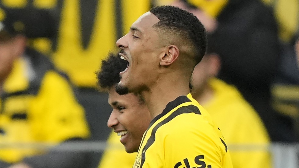 Sébastien Haller, till höger, firar sitt första mål i Borussia Dortmund.