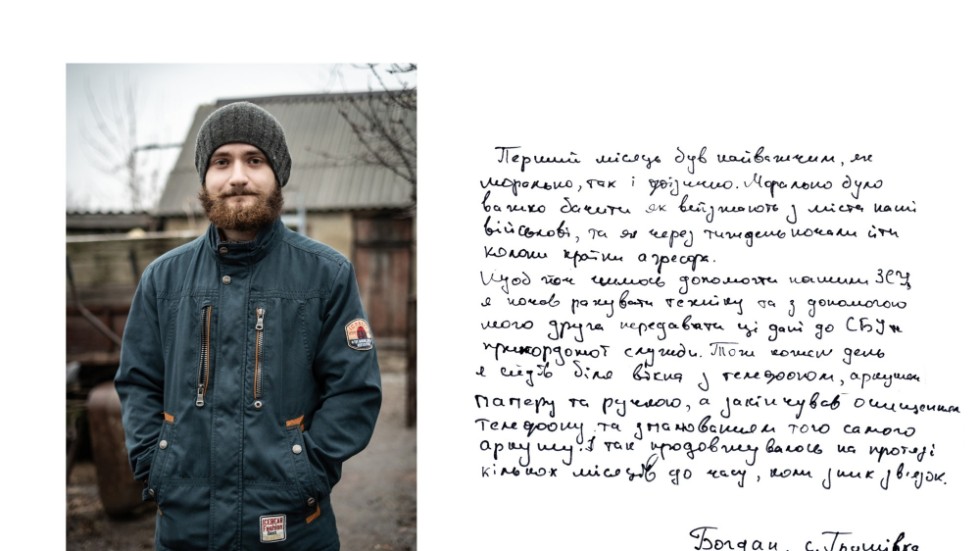 Bogdan poserar för ett porträtt i återerövrade Grushivka i Charkiv Oblast.