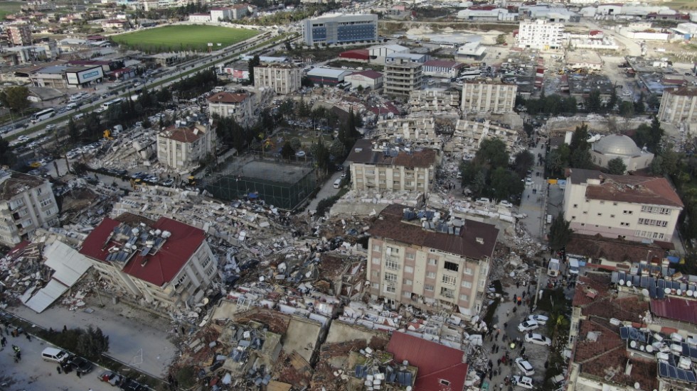 En drönarbild visar förstörelsen i staden Hatay i södra Turkiet på tisdagen.