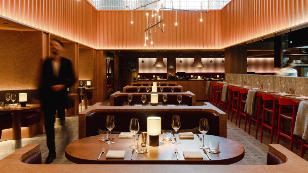 En ny restaurang har öppnat på Harrods i London och svenska inredningsarkitekter står för inredningen.
