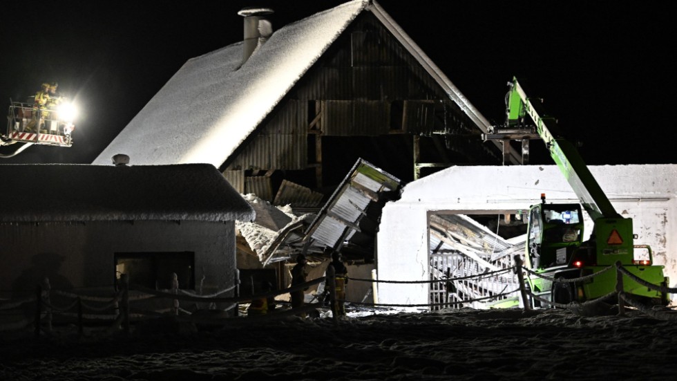 Räddningstjänsten på plats i Gladsax utanför Simrishamn efter att ett tak på ett stall rasat in efter det ymniga snöfallet på måndagen.