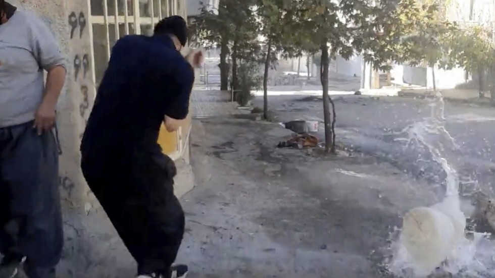 En stillbild från ett av de videoklipp som organisationen Hengaw publicerat från protesterna i kurdiska städer. På bilden träffas en vattendunk av ett skott i Javanrud i västra Iran, enligt Hengaw.