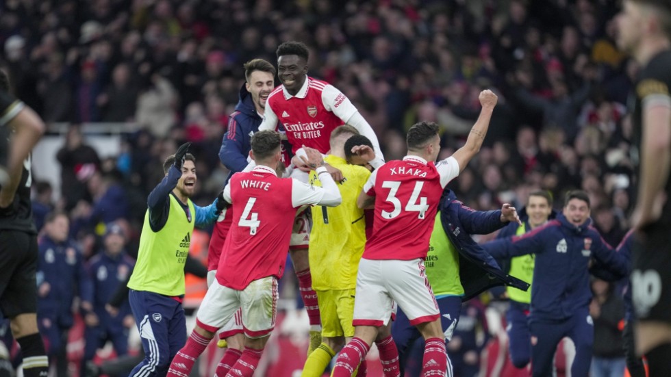 Arsenal firar den dramatiska 3–2-segern mot Bournemouth.