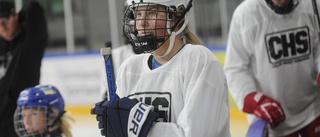 Tjejer från hela världen kör hockeyläger på Rosvalla i Nyköping – Erika, 19: "Jag vill spela så länge jag kan"