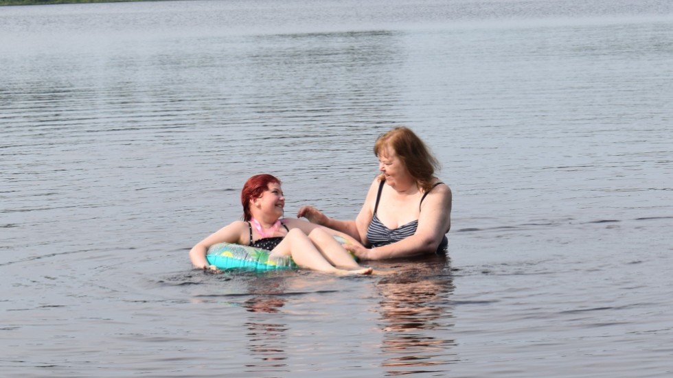 Lovisa Brändström in the water with her grandmother Klara Brändström.