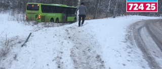 Bussolycka utanför Nyköping – chauffören fördes till sjukhus