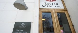 Onda blickar och plumpa utspel när regionfullmäktige i Sörmland sammanträdde för första gången