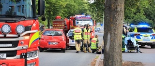 Två personbilar har krockat – en avförd med ambulans