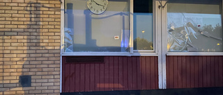Ungdomar krossade 22 fönster på skola i Linköping 