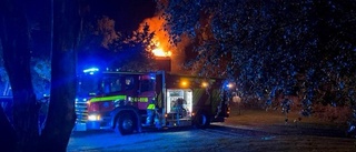 Blixten slog ner i villa utanför Eskilstuna – huset brann ner till grunden