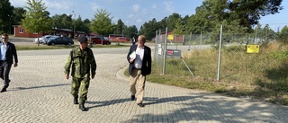 Peter Hultqvist (S) besökte Svältenlägret – talade med hemvärnssoldater: "Det är viktigt för mig"