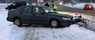 Tre bilar i krock i Äsköping – en person till sjukhus