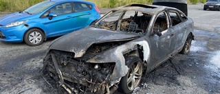 Flera bilar utbrända – vittne såg flera personer springa från platsen