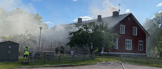 Skola i lågor – räddningstjänsten: "Kanske brinner huset ner"