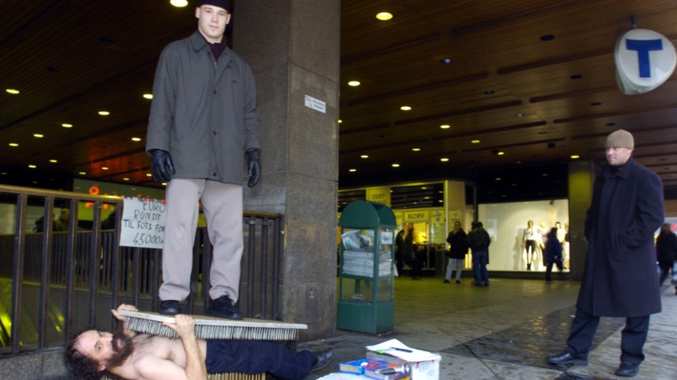 Här ser vi en "fakir för fred" som självplågade sig genom Europa 2004. På bilden har han lagt sig på Sergels Torg i Stockholm. Det är okänt i vilken grad som freden lät sig påverkas av fakirens tillspetsade livsstil. 