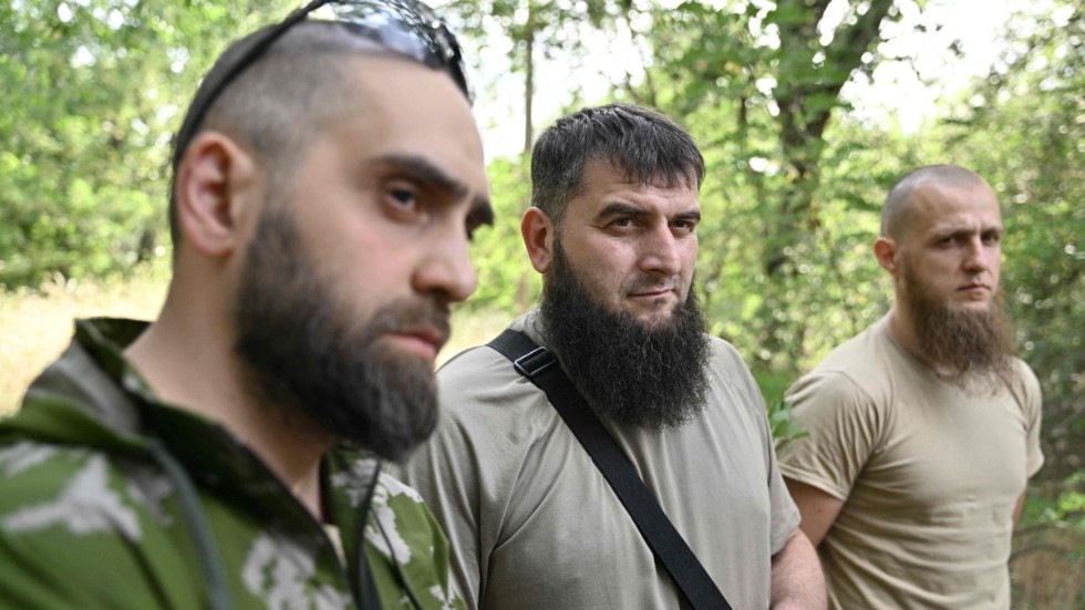 Den tjetjenska frivilligsoldaten Islam, till vänster – tillsammans med Mansour i mitten och Asadulla till höger – strider för Ukraina mot Ryssland.