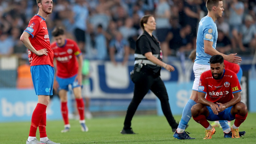 Helsingborgs Rasmus Jönsson och Amin Al-Hamawi deppar efter 1–2-förlusten borta mot Malmö FF.